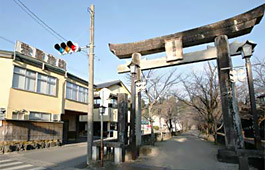 菊池神社、第一鳥居横に栄屋旅館はあります